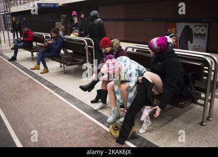 Menschen ohne Hose fahren am 8. Januar 2017 in Warschau, Polen, mit einem U-Bahn-Zug. Die jährliche Veranstaltung „No Pants Day“ ist ein skurrile Facebook-Veranstaltung, die Teilnehmer in mehreren Städten auf der ganzen Welt anzieht. (Foto von Krystian Dobuszynski/NurPhoto) *** Bitte nutzen Sie die Gutschrift aus dem Kreditfeld *** Stockfoto