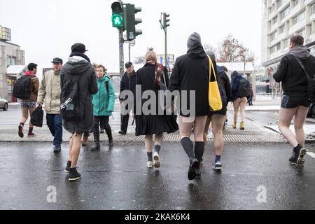 Menschen ohne Hosen überqueren eine Straße in der Nähe des Zoologischen Gartens, um zur U-Bahn-Station zu gelangen, während sie am 8. Januar 2017 an der „No Pants Subway Ride“ in Berlin teilnehmen. Die Veranstaltung, die erstmals 2002 in New York stattfand, ist zu einer jährlichen Veranstaltung geworden, die fünfte in Berlin, die von Menschen in mehr als 60 Städten auf der ganzen Welt besucht wird. (Foto von Emmanuele Contini/NurPhoto) *** Bitte benutzen Sie die Gutschrift aus dem Kreditfeld *** Stockfoto