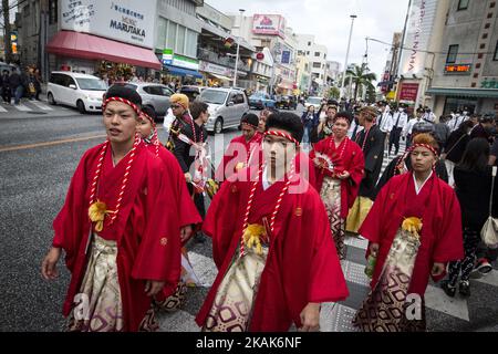 Neue Erwachsene in Kimonos zeigen sich in Kokusai dori, nachdem sie am 8. Januar 2017 an einer Feier zum kommenden Alter in Okinawa, Japan, teilgenommen haben. Am kommenden Tag des Alters, einem der nationalen Feiertage in Japan, feiern junge Menschen, die in Japan das 20. Lebensjahr erreicht haben, also das Reifegrad-Alter, an dem sie legal rauchen, Alkohol trinken und abstimmen dürfen. (Foto von Richard Atrero de Guzman/NURPhoto) (Foto von Richard Atrero de Guzman/NurPhoto) *** Bitte nutzen Sie die Gutschrift aus dem Kreditfeld *** Stockfoto