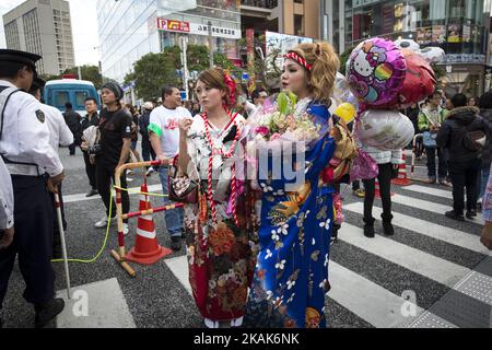 Neue Erwachsene in Kimonos zeigen sich in Kokusai dori, nachdem sie am 8. Januar 2017 an einer Feier zum kommenden Alter in Okinawa, Japan, teilgenommen haben. Am kommenden Tag des Alters, einem der nationalen Feiertage in Japan, feiern junge Menschen, die in Japan das 20. Lebensjahr erreicht haben, also das Reifegrad-Alter, an dem sie legal rauchen, Alkohol trinken und abstimmen dürfen. (Foto von Richard Atrero de Guzman/NURPhoto) (Foto von Richard Atrero de Guzman/NurPhoto) *** Bitte nutzen Sie die Gutschrift aus dem Kreditfeld *** Stockfoto