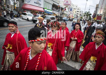 Neue Erwachsene in Kimonos zeigen sich in Kokusai dori, nachdem sie am 8. Januar 2017 an einer Feier zum kommenden Alter in Okinawa, Japan, teilgenommen haben. Am kommenden Tag des Alters, einem der nationalen Feiertage in Japan, feiern junge Menschen, die in Japan das 20. Lebensjahr erreicht haben, also das Reifegrad-Alter, an dem sie legal rauchen, Alkohol trinken und abstimmen dürfen. (Foto von Richard Atrero de Guzman/NURPhoto) (Foto von Richard Atrero de Guzman/NurPhoto) *** Bitte nutzen Sie die Gutschrift aus dem Kreditfeld *** Stockfoto