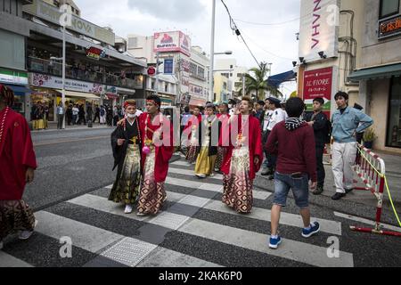 Neue Erwachsene in Kimonos zeigen sich in Kokusai dori, nachdem sie am 8. Januar 2017 an einer Feier zum kommenden Alter in Okinawa, Japan, teilgenommen haben. Am kommenden Tag des Alters, einem der nationalen Feiertage in Japan, feiern junge Menschen, die in Japan das 20. Lebensjahr erreicht haben, also das Reifegrad-Alter, an dem sie legal rauchen, Alkohol trinken und abstimmen dürfen. (Foto von Richard Atrero de Guzman/NURPhoto) (Foto von Richard Atrero de Guzman/NurPhoto) *** Bitte nutzen Sie die Gutschrift aus dem Kreditfeld *** Stockfoto