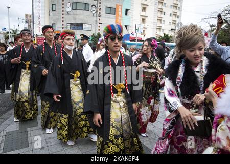 Neue Erwachsene in Kimonos zeigen sich in Kokusai dori, nachdem sie am 8. Januar 2017 an einer Feier zum kommenden Alter in Okinawa, Japan, teilgenommen haben. Am kommenden Tag des Alters, einem der nationalen Feiertage in Japan, feiern junge Menschen, die in Japan das 20. Lebensjahr erreicht haben, also das Reifegrad-Alter, an dem sie legal rauchen, Alkohol trinken und abstimmen dürfen. (Foto von Richard Atrero de Guzman/NURPhoto) (Foto von Richard Atrero de Guzman/NurPhoto) *** Bitte nutzen Sie die Gutschrift aus dem Kreditfeld *** Stockfoto