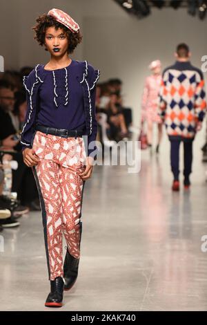 Das Model geht am 8. 2017. Januar den Laufsteg mit Geschwisterchen AW17 auf der London Fashion Week Men entlang. (Foto von Karyn Louise/NurPhoto) *** Bitte nutzen Sie die Gutschrift aus dem Kreditfeld *** Stockfoto