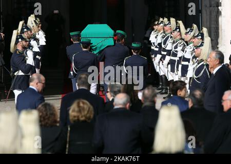 Portugiesisches Militärpersonal trägt den fahnengehippten Sarg des verstorbenen portugiesischen Präsidenten Mario Soares in das Kloster Jeronimos in Lissabon, Portugal, am 09. Januar 2017. Tausende haben Mario Soares heute ihren letzten Respekt gezollt, als sich sein Leichenschauwagen durch Lissabon unter dem Beifall der Trauernden verwunden hat. Der Gründer der Sozialistischen Partei Portugals, der von 1986 bis 96 als Präsident diente, starb am 7. Januar 2017 im Krankenhaus. Foto: Pedro Fiuza ( Foto von Pedro FiÃƒÂºza/NurPhoto) *** Bitte nutzen Sie die Gutschrift aus dem Kreditfeld *** Stockfoto