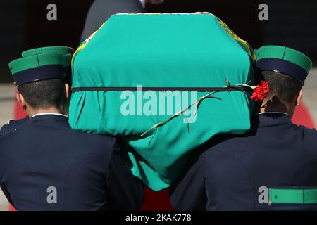 Portugiesisches Militärpersonal trägt den fahnengehippten Sarg des verstorbenen portugiesischen Präsidenten Mario Soares in das Kloster Jeronimos in Lissabon, Portugal, am 09. Januar 2017. Tausende haben Mario Soares heute ihren letzten Respekt gezollt, als sich sein Leichenschauwagen durch Lissabon unter dem Beifall der Trauernden verwunden hat. Der Gründer der Sozialistischen Partei Portugals, der von 1986 bis 96 als Präsident diente, starb am 7. Januar 2017 im Krankenhaus. Foto: Pedro Fiuza ( Foto von Pedro FiÃƒÂºza/NurPhoto) *** Bitte nutzen Sie die Gutschrift aus dem Kreditfeld *** Stockfoto