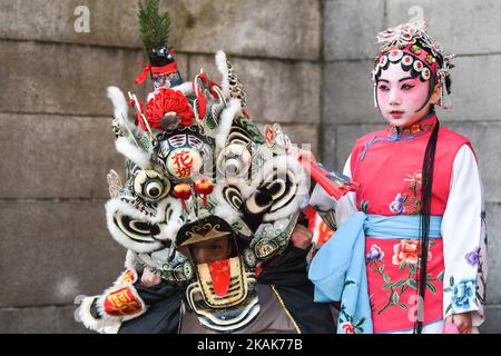 Die Sängerin Neria Wang posiert mit einem chinesischen Einhorn, während sie am Start des chinesischen Neujahrsfestes in Dublin Castle teilnimmt. Am Montag, den 9. Januar 2017, in Dublin, Irland. Foto von Artur Widak *** Bitte nutzen Sie die Gutschrift aus dem Kreditfeld *** Stockfoto