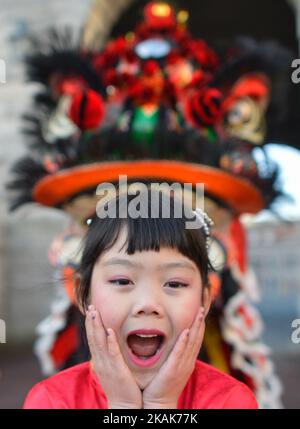 Die Tänzerin Xi Ya Jin posiert mit einem chinesischen Löwen, während sie am Start des chinesischen Neujahrsfestes in Dublin im Schloss Dublin teilnimmt. Am Montag, den 9. Januar 2017, in Dublin, Irland. Foto von Artur Widak *** Bitte nutzen Sie die Gutschrift aus dem Kreditfeld *** Stockfoto