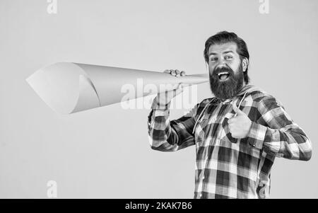 Marketing und Werbung. Reifer Kerl in karierten Hemd mit Papier-Megaphon. Stilvolle männliche Nutzung Lautsprecher. Sprechen Sie laut. Bärtiger Mann mit wichtig Stockfoto