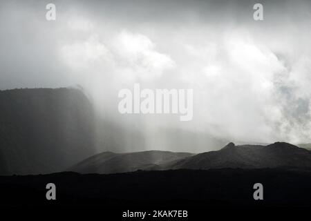 Ein Blick auf den 'Grand BrÃ»lÃ©' in der Caldera namens 'Enclos FouquÃ©', wo sich das 'Piton de la Fournaise' befindet. Der Vulkan „Piton de la Fournaise“ ist von Regen verdeckt. Dieser Teil der Caldera wird aufgrund des letzten Lavastroms im Jahr 2007 als „Grand BrÃ»lÃ©“ bezeichnet. La RÃ©Union. Frankreich. (Foto von Alain Pitton/NurPhoto) *** Bitte nutzen Sie die Gutschrift aus dem Kreditfeld *** Stockfoto