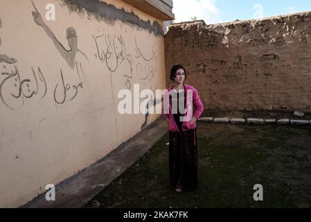 Januar 2017, Wardak, Irak. ISIL-Graffiti. Die KakaÂ’i-Kurden kehren in ihre Häuser zurück, während die Mosul-Offensive andauern wird. Die KakaÂ’i-Kurden gehören zu mehreren multiethnischen Gruppen, die zu den Yarsan oder Ahl el-Haqq (Volk der Wahrheit) gehören, einer Religion, die Sultan Sahak Ende des 14.. Jahrhunderts im westlichen Iran gegründet hat. Einige Yarsanis im Irak werden KakaÂ’is genannt. Die Kakais gehören zu den religiösen Minderheiten, die in den Provinzen Sulaimaniyah und Halabja, in den Ninive-Ebenen der Provinz Ninive und in den Dörfern südöstlich von Kirkuk verstreut sind. Historiker und Forschung Stockfoto