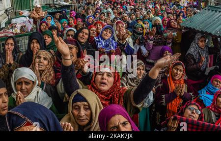 SRINAGAR, KASCHMIR, INDIEN - 10. JANUAR: Muslimische Anhänger der Kaschmir beten während sie auf einen Kleriker schauen (nicht im Bild zu sehen), der die heilige Reliquie des Sufi-Heiligen vor dem Dastgeer Sahib-Schrein anlässlich des jährlichen Urs (Geburtsjubiläum) zeigt. Von 11. Jahrhundert Sufi Prediger Sheikh Abdul Qadir Jeelani am 10. Januar 2017 in Srinagar, der Sommerhauptstadt des indischen kontrollierten Kaschmir, Indien. Tausende von Kaschmiri-Sufi-Muslimen versammelten sich am Dienstag im Schrein von Jeelani, auch bekannt als Shah-e-Bagdad (König von Bagdad), der Schrein heißt nach dem ehrwürdigen Ti Dastegeer Sahib Stockfoto