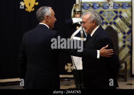 Portugals Präsident Marcelo Rebelo de Sousa (L) begrüßt den brasilianischen Präsidenten Michel Temer am 10. Januar 2017 vor einer Audienz im Belem-Palast in Lissabon, Portugal. ( Foto von Pedro Fiuza/NurPhoto) *** Bitte benutzen Sie die Gutschrift aus dem Kreditfeld *** Stockfoto