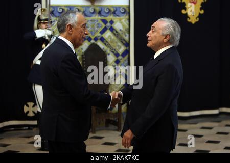 Portugals Präsident Marcelo Rebelo de Sousa (L) begrüßt den brasilianischen Präsidenten Michel Temer am 10. Januar 2017 vor einer Audienz im Belem-Palast in Lissabon, Portugal. ( Foto von Pedro Fiuza/NurPhoto) *** Bitte benutzen Sie die Gutschrift aus dem Kreditfeld *** Stockfoto