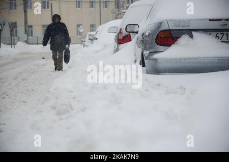 Am 11. Januar 2017 läuft eine Frau auf den Straßen von Svilengrad, Bulgarien, als Schnee fällt. Schnee lähmt Bulgarien. Der Schnee erreichte 40 - 70 cm an verschiedenen Stellen, die Bewegung ist eingeschränkt und in einigen Regionen sind blockiert. Es gibt viele Dörfer ohne Wasser, Strom mit ein wenig Nahrung. Die Temperaturen der Luft erreichten -10 grad celsius und in der Tat sind einige der großen Flüsse entlang des Landes gefroren. Die Menschen in der bulgarischen Grenzstadt Svilengrad, etwa 260 östlich der Hauptstadt Sofia, haben diesen Winter am 11. Januar 2017 noch nie gesehen (Foto: Hristo Rusev/NurPhoto) Stockfoto