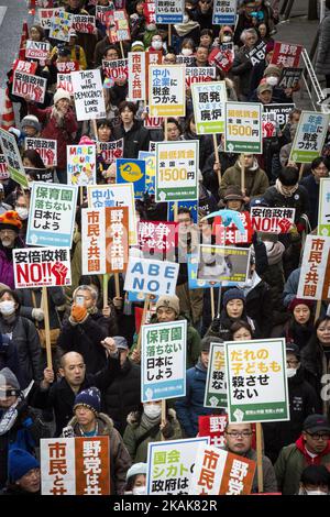 Demonstranten marschieren in Shibuya mit Plakaten auf die Straßen, um gegen den japanischen Premierminister Shinzo Abe zu protestieren, während er seine Regierungspolitik in Tokio, Japan, am 14. Januar 2017 anprangerte. (Foto von Richard Atrero de Guzman/NurPhoto) *** Bitte nutzen Sie die Gutschrift aus dem Kreditfeld *** Stockfoto