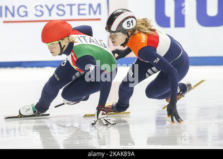 Arianna Fontana (ITA) (L), Rianne de Vries (NED) (R) - 500 m - Damen bei der ISU European Short Track Speed Skating Championships 2017 in Turin, Italien, am 14. Januar 2017. (Foto von Mauro Ujetto/NurPhoto) *** Bitte benutzen Sie die Gutschrift aus dem Kreditfeld *** Stockfoto