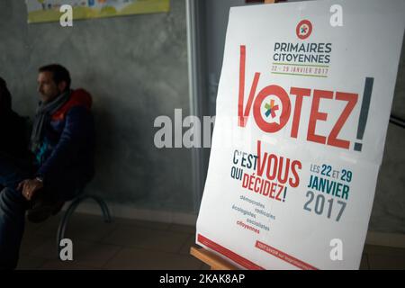 Ein Plakat, auf dem die Präsidentenprimär der Sozialistischen Partei gefordert wird. Manuel Valls, ehemaliger französischer Premierminister der Sozialdemokratischen Partei, war in Tournefeuille bei Toulouse im Wahlkampf für die Vorwahlen der Sozialistischen Partei und der alliierten Parteien, die sich zu diesen Wahlen in einem Kollektiv namens „La Belle Alliance“ zusammengeschlossen hatten. Toulouse, Frankreich am 14. 2017. Januar. (Foto von Alain Pitton/NurPhoto) *** Bitte nutzen Sie die Gutschrift aus dem Kreditfeld *** Stockfoto