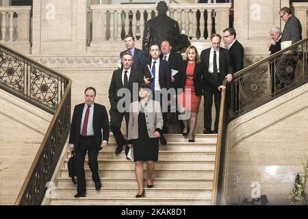 Arlene Foster, Vorsitzender der Demokratischen Unionistischen Partei (DUP), Nigel Dodds, stellvertretender Vorsitzender und Prty-Mitglieder, im Vorfeld der Vollversammlung in Stormont in Belfast. Am Montag, den 16. Januar 2017, in Belfast, Nordirland, Großbritannien. Foto von Artur Widak *** Bitte nutzen Sie die Gutschrift aus dem Kreditfeld *** Stockfoto