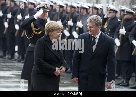 Bundeskanzlerin Angela Merkel chattet mit dem neuseeländischen Premierminister Bill English, nachdem sie am 16. Januar 2017 die Ehrenwache im Kanzleramt in Berlin überprüft hatte. (Foto von Emmanuele Contini/NurPhoto) *** Bitte benutzen Sie die Gutschrift aus dem Kreditfeld *** Stockfoto