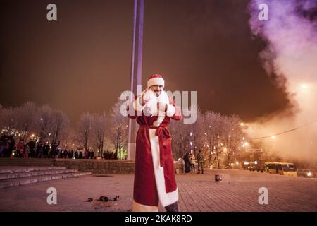 Der Mann, der als Weihnachtsmann gekleidet ist, feiert den neuen YearÂ´s-Tag auf dem Lenin-Platz in Donezk, Ukraine. (Foto von Celestino Arce/NurPhoto) *** Bitte benutzen Sie die Gutschrift aus dem Kreditfeld *** Stockfoto