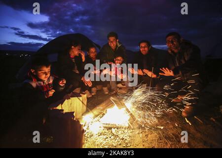 Flüchtlinge und Migranten versuchen, sich durch Brände im provisorischen Lager in Idomeni, Griechenland, zu erwärmen Februar 2016. Sie nutzen alles, um das Feuer zu halten, sogar Kunststoffe, was eine schreckliche und giftige Atmosphäre schafft. Flüchtlinge sind an der Grenze gestrandet, da der illegale Bahnpass gesperrt ist. Seit 2014 strömen Flüchtlinge aus Syrien, dem Irak, aber auch aus Afghanistan, Pakistan und anderen Ländern des Nahen Ostens nach Idomeni, um die griechischen Grenzen zu überqueren und in die ehemalige jugoslawische Republik Mazedonien einzureisen. Sowohl Letzteres als auch Serbien im Norden sind aus dem Schengen-Raum, weshalb das Refug Stockfoto