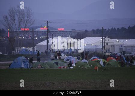 Flüchtlinge und Migranten versuchen, sich durch Brände im provisorischen Lager in Idomeni, Griechenland, zu erwärmen Februar 2016. Sie nutzen alles, um das Feuer zu halten, sogar Kunststoffe, was eine schreckliche und giftige Atmosphäre schafft. Flüchtlinge sind an der Grenze gestrandet, da der illegale Bahnpass gesperrt ist. Seit 2014 strömen Flüchtlinge aus Syrien, dem Irak, aber auch aus Afghanistan, Pakistan und anderen Ländern des Nahen Ostens nach Idomeni, um die griechischen Grenzen zu überqueren und in die ehemalige jugoslawische Republik Mazedonien einzureisen. Sowohl Letzteres als auch Serbien im Norden sind aus dem Schengen-Raum, weshalb das Refug Stockfoto