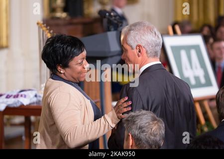 Am Montag, den 16. Januar, (l-r), spricht Deesha Dyer, Sozialsekretär des Weißen Hauses, mit Rahm Emanuel, Bürgermeister von Chicago, vor der Feier der Chicago Cubs im East Room des Weißen Hauses zu einer Zeremonie, um das Team und seine Weltmeisterschaft 2016 zu ehren. (Foto von Cheriss May/NurPhoto) *** Bitte nutzen Sie die Gutschrift aus dem Kreditfeld *** Stockfoto