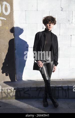 Ein Gast posiert für ein Bild nach der Holy Ghost Fashion Show während der Mercedes-Benz Fashion Week Berlin A/W 2017 am 17. Januar 2017 im Kaufhaus Jandorf in Berlin. (Foto von Emmanuele Contini/NurPhoto) *** Bitte benutzen Sie die Gutschrift aus dem Kreditfeld *** Stockfoto