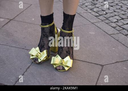 Ein Gast posiert für ein Bild (Detail der Schuhe) nach der Holy Ghost Fashion Show während der Mercedes-Benz Fashion Week Berlin A/W 2017 am 17. Januar 2017 im Kaufhaus Jandorf in Berlin. (Foto von Emmanuele Contini/NurPhoto) *** Bitte benutzen Sie die Gutschrift aus dem Kreditfeld *** Stockfoto