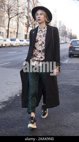 Ein Gast posiert für ein Bild nach der Holy Ghost Fashion Show während der Mercedes-Benz Fashion Week Berlin A/W 2017 am 17. Januar 2017 im Kaufhaus Jandorf in Berlin. (Foto von Emmanuele Contini/NurPhoto) *** Bitte benutzen Sie die Gutschrift aus dem Kreditfeld *** Stockfoto