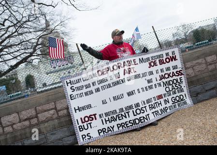 Donald Trump-Unterstützer kommen am Tag vor der Amtseinführung des Präsidenten in Washington, DC, USA, am 19. Januar nach Washington DC. 2017. Die Eröffnungsparade folgt dem neuen US-Präsidenten Donald Trump und Vizepräsident Mike Pence auf der 1,5-Meilen-Reise vom US-Kapitol zum Weißen Haus auf der Pennsylvania Ave nach ihrer Vereidigung und setzt eine Tradition fort, die 1801 mit Präsident Thomas Jefferson begann. (Foto von Zach D Roberts/NurPhoto) *** Bitte nutzen Sie die Gutschrift aus dem Kreditfeld *** Stockfoto