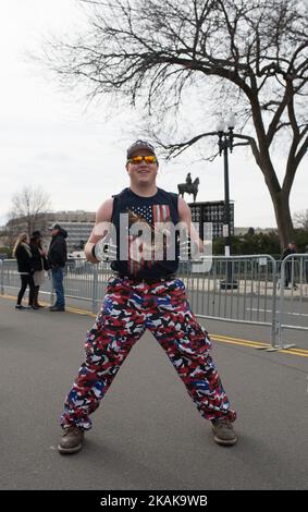 Donald Trump-Unterstützer kommen am Tag vor der Amtseinführung des Präsidenten in Washington, DC, USA, am 19. Januar nach Washington DC. 2017. Die Eröffnungsparade folgt dem neuen US-Präsidenten Donald Trump und Vizepräsident Mike Pence auf der 1,5-Meilen-Reise vom US-Kapitol zum Weißen Haus auf der Pennsylvania Ave nach ihrer Vereidigung und setzt eine Tradition fort, die 1801 mit Präsident Thomas Jefferson begann. (Foto von Zach D Roberts/NurPhoto) *** Bitte nutzen Sie die Gutschrift aus dem Kreditfeld *** Stockfoto