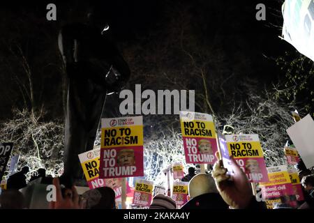 Demonstranten, die Plakate halten, nehmen an einer Demonstration gegen US-Präsident Donald J. Trump vor der US-Botschaft in London am 20. Januar 2017 in London, England, Teil. Nach einer heutigen Einweihungszeremonie in Washington, DC, wurde Trump der Präsident der Vereinigten Staaten von 45.. (Foto von Jay Shaw Baker/NurPhoto) *** Bitte nutzen Sie die Gutschrift aus dem Kreditfeld *** Stockfoto