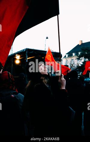 Ein Demonstrator , in Kopenhagen, Dänemark, am 20. Januar 2017. Marxistische Studenten und andere linksradikale Gruppen veranstalteten einen unangekündigten Protest in einem modischen Viertel von Kopenhagen, kurz nachdem US-Präsident Trump ins Amt geschworen wurde. (Foto von Aleksander klug/NurPhoto) *** Bitte benutzen Sie die Gutschrift aus dem Kreditfeld *** Stockfoto