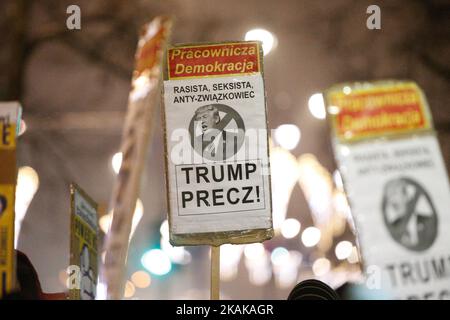 Am Freitag, den 20. 2017, werden Menschen vor der US-Botschaft in Warschau gesehen, die gegen die Amtseinführung von Donald Trump als Präsident der Vereinigten Staaten protestieren. Laut den Protestierenden wird Herr Trump als Rassist, als Bedrohung für Gewerkschaften und den Umweltschutz gesehen. (Foto von Jaap Arriens/NurPhoto) *** Bitte benutzen Sie die Gutschrift aus dem Kreditfeld *** Stockfoto