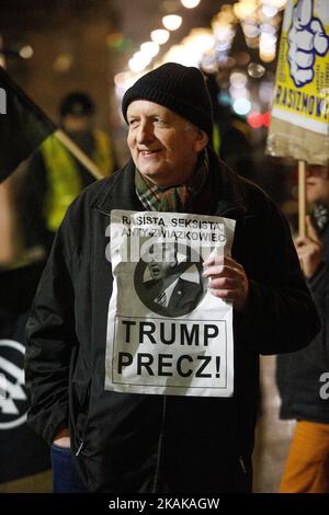 Am Freitag, den 20. 2017, werden Menschen vor der US-Botschaft in Warschau gesehen, die gegen die Amtseinführung von Donald Trump als Präsident der Vereinigten Staaten protestieren. Laut den Protestierenden wird Herr Trump als Rassist, als Bedrohung für Gewerkschaften und den Umweltschutz gesehen. (Foto von Jaap Arriens/NurPhoto) *** Bitte benutzen Sie die Gutschrift aus dem Kreditfeld *** Stockfoto