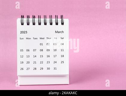 Tischkalender März 2023 auf rosa Hintergrund. Stockfoto