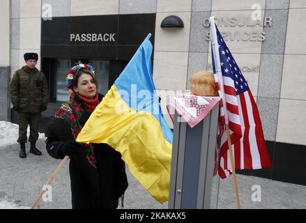 Ein Mädchen steht bei einer Kundgebung vor der US-Botschaft in Kiew, Ukraine, am 20. Januar 2017 neben den traditionellen Brotes and Salt- und US-amerikanischen und ukrainischen Flaggen. Einige ukrainische Aktivisten versammelten sich zur Kundgebung vor der US-Botschaft in Kiew, um den designierten US-Präsidenten Donald Trump mit seiner Amtseinführung zu begrüßen und Auf Wiedersehen dem scheidenden US-Präsidenten Barack Obama zu sagen. (Foto von STR/NurPhoto) *** Bitte nutzen Sie die Gutschrift aus dem Kreditfeld *** Stockfoto