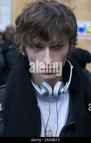 Ein Modell während der Paris Fashion Week Menswear Herbst/Winter 2017/2018, vor dem Palais Royal, am 19. Januar 2017 in Paris, Frankreich. (Foto von Nataliya Petrova/NurPhoto) *** Bitte nutzen Sie die Gutschrift aus dem Kreditfeld *** Stockfoto