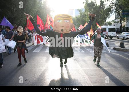 Demonstranten, die Masken von Hillary Clinton tragen, und Ex-Präsident Barack Obama halten eine Marionette von US-Präsident Donald Trump auf den Straßen von Mexiko-Stadt, 20. Januar 2017. Donald Trump wurde am Freitag, den 20 2017. Januar, Präsident der Vereinigten Staaten von 45., inmitten der Besorgnis in Mexiko bezüglich seiner früheren Kommentare über Mexiko und seines Versprechens, eine Grenzmauer zu errichten, um die Migration zu stoppen. (Foto von Emilio Espejel/NurPhoto) *** Bitte nutzen Sie die Gutschrift aus dem Kreditfeld *** Stockfoto