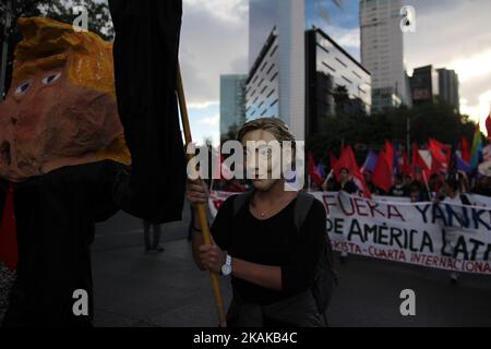 Demonstranten, die Masken von Hillary Clinton tragen, und Ex-Präsident Barack Obama halten eine Marionette von US-Präsident Donald Trump auf den Straßen von Mexiko-Stadt, 20. Januar 2017. Donald Trump wurde am Freitag, den 20 2017. Januar, Präsident der Vereinigten Staaten von 45., inmitten der Besorgnis in Mexiko bezüglich seiner früheren Kommentare über Mexiko und seines Versprechens, eine Grenzmauer zu errichten, um die Migration zu stoppen. (Foto von Emilio Espejel/NurPhoto) *** Bitte nutzen Sie die Gutschrift aus dem Kreditfeld *** Stockfoto