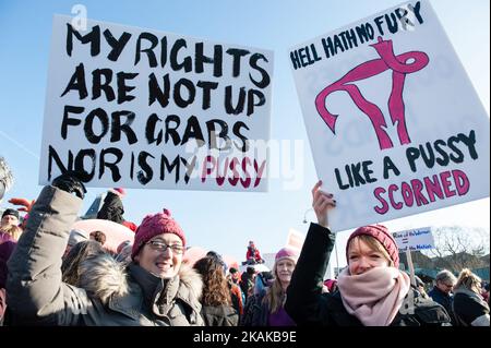 Demonstranten während des Frauenmarsches in Amsterdam am 21January 2017 zur Unterstützung des Washingtoner Frauenmarsches mit Tausenden von Menschen, die auf dem Museumplein, wo sich das amerikanische Konsulat befindet, demonstrierten. Im Jahr 2017 jährt sich der 1997 Millionen-Frauen-Marsch zum 20.. Mal, eine von Dr. Phile Chionesu gestartete Mobilisierung. Es gibt 32 Länder, die mit 62 Märschen außerhalb der USA teilnehmen. Die Märsche wurden zwar vom Marsch der womenâ nach Washington inspiriert, werden aber von Freiwilligen auf lokaler Ebene organisiert und jeder wird sein eigenes Programm haben. Der Marsch der womenâ auf Washington Stockfoto