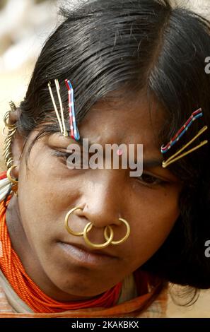 Indigene Dongria-Kastenstämme schauen sich ihren temporären traditionellen Hütten nahe, während sie sie im Vorfeld einer jährlichen Stammesmesse vorbereiten, die am Tag der Republik Indien in der ostindischen Stadt Bhubaneswar, Indien, am Samstag, den 21. Januar 2017 beginnt. Diese Dongria-Kastenstämme leben in den Niyamgiri-Hügeln des Kalahandi-Bezirks des indischen Staates Odisha. (Foto von NurPhoto) *** Bitte nutzen Sie die Gutschrift aus dem Kreditfeld *** Stockfoto