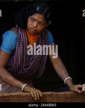 Indigene Dongria-Kastenstämme schauen sich ihren temporären traditionellen Hütten nahe, während sie sie im Vorfeld einer jährlichen Stammesmesse vorbereiten, die am Tag der Republik Indien in der ostindischen Stadt Bhubaneswar, Indien, am Samstag, den 21. Januar 2017 beginnt. Diese Dongria-Kastenstämme leben in den Niyamgiri-Hügeln des Kalahandi-Bezirks des indischen Staates Odisha. (Foto von NurPhoto) *** Bitte nutzen Sie die Gutschrift aus dem Kreditfeld *** Stockfoto