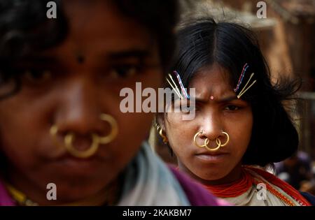 Indigene Dongria-Kastenstämme schauen sich ihren temporären traditionellen Hütten nahe, während sie sie im Vorfeld einer jährlichen Stammesmesse vorbereiten, die am Tag der Republik Indien in der ostindischen Stadt Bhubaneswar, Indien, am Samstag, den 21. Januar 2017 beginnt. Diese Dongria-Kastenstämme leben in den Niyamgiri-Hügeln des Kalahandi-Bezirks des indischen Staates Odisha. (Foto von NurPhoto) *** Bitte nutzen Sie die Gutschrift aus dem Kreditfeld *** Stockfoto