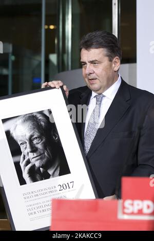 Der deutsche Vizekanzler, Wirtschafts- und Energieminister Sigmar Gabriel spricht am 23. Januar 2017 bei der Verleihung des Willy-Brandt-Preises im Willy-Brandt-Haus in der SPD-Zentrale in Berlin zu den Gästen. (Foto von Emmanuele Contini/NurPhoto) *** Bitte benutzen Sie die Gutschrift aus dem Kreditfeld *** Stockfoto