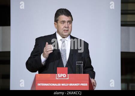 Der deutsche Vizekanzler, Wirtschafts- und Energieminister Sigmar Gabriel spricht am 23. Januar 2017 bei der Verleihung des Willy-Brandt-Preises im Willy-Brandt-Haus in der SPD-Zentrale in Berlin zu den Gästen. (Foto von Emmanuele Contini/NurPhoto) *** Bitte benutzen Sie die Gutschrift aus dem Kreditfeld *** Stockfoto