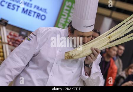 Zoltan Hamvas vom Team Hungary wählt das Obst und Gemüse während der Marktzeit vor dem Bocuse dÂ’Or Grand Finale 2017 am 23. Januar 2017 bei Eurexpo in Lyon, Frankreich. (Foto von Robert SzaniszlÃ³/NurPhoto) *** Bitte nutzen Sie die Gutschrift aus dem Kreditfeld *** Stockfoto