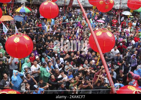 Während der Grebeg Sudiro, einer javanischen Interpretation des chinesischen Neujahrsfestes am 22. Januar 2017 in Surakarta, Indonesien, wird der traditionelle chinesische Kuchen gerackelt. Grebeg Sudiro ist eine Akkulturation zwischen Chinesen und Javanern, um das chinesische Mondjahr, lokal bekannt als Imlek, zu feiern. Die Feierlichkeiten zu Grebeg Sudiro zeigen die Harmonie zwischen den chinesischen und javanischen Gemeinschaften, die nebeneinander existieren und sich gegenseitig auf ihre traditionelle Art respektieren. Die Chinesen sind in Indonesien eine Minderheit. (Foto von Agoes Rudianto/NurPhoto) *** Bitte benutzen Sie die Gutschrift aus dem Kreditfeld *** Stockfoto